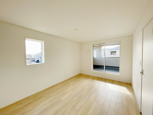 想定年間賃料111.6万　想定利回り5.64％　木造戸建の洋室