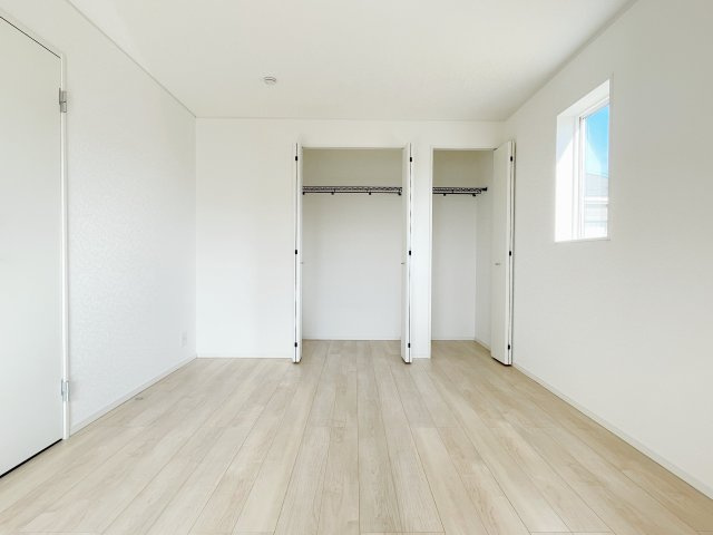 想定年間賃料111.6万　想定利回り5.64％　木造戸建の洋室