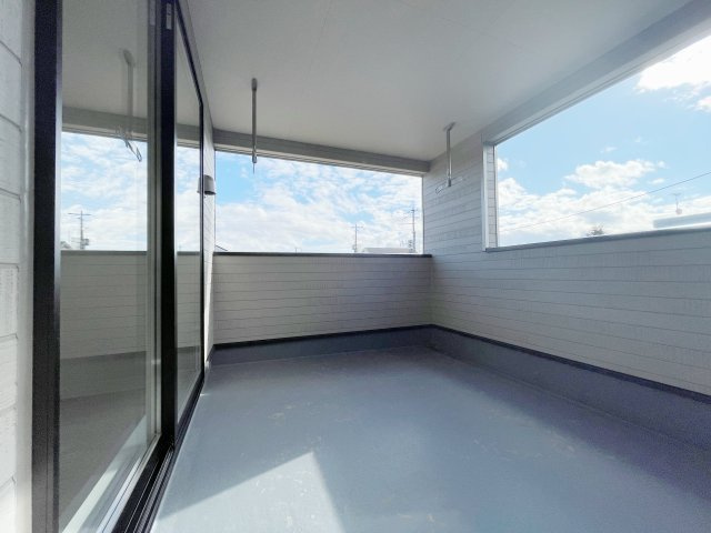 想定年間賃料111.6万　想定利回り5.64％　木造戸建のバルコニー