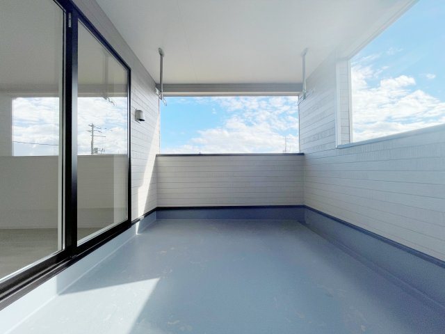 想定年間賃料111.6万　想定利回り5.64％　木造戸建のバルコニー