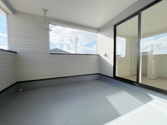 想定年間賃料111.6万　想定利回り5.64％　木造戸建のバルコニー