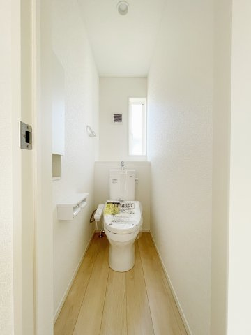 想定年間賃料111.6万　想定利回り5.64％　木造戸建のトイレ