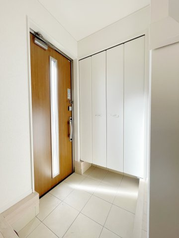 想定年間賃料111.6万　想定利回り5.64％　木造戸建の玄関