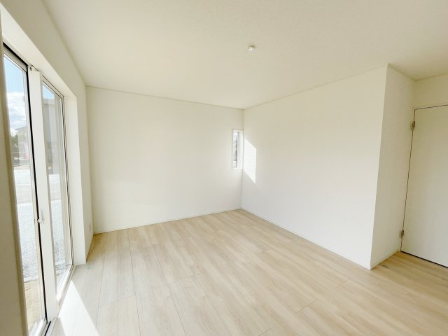 想定年間賃料111.6万　想定利回り5.64％　木造戸建の居間・リビング