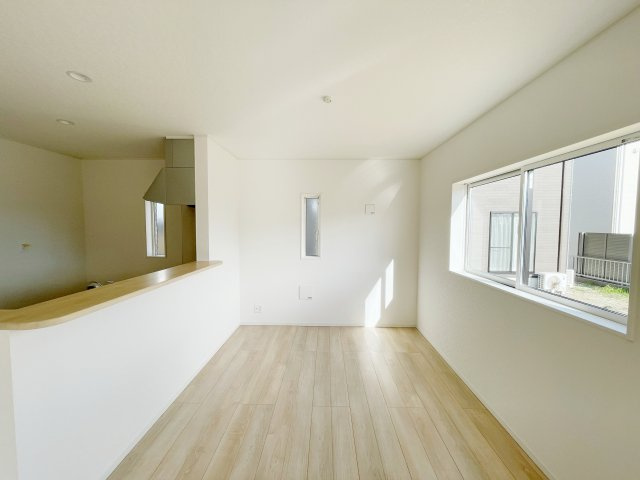 想定年間賃料111.6万　想定利回り5.64％　木造戸建の居間・リビング