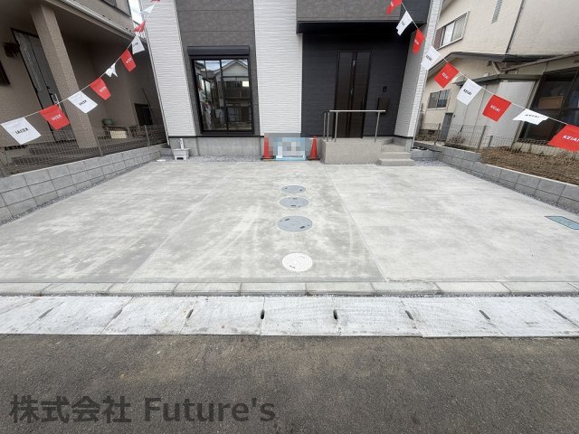 三郷市半田　新築戸建　全1棟の駐車場|カースペース並列2台駐車可能なのでお車2台持ちの方にもオススメです