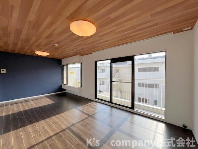 ●茅ヶ崎市本宿町　ライフコア茅ヶ崎の居間・リビング|リビングは南向きでゆったりとした広さがあり、木目調が温かみを感じる心地の良い空間です◇