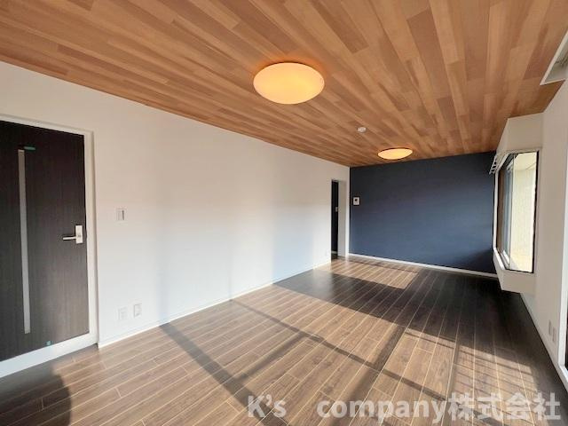 ●茅ヶ崎市本宿町　ライフコア茅ヶ崎の居間・リビング|アクセントクロスが印象的なおしゃれなリビングスペース◇
