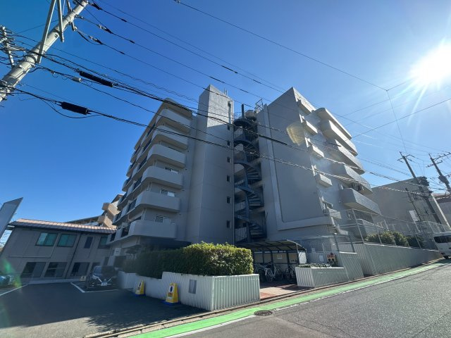 【外観】 | チサンマンション小笹☆仲介手数料無料☆ | 管理体制が良好で、エントランスや廊下などの共用部分は常にきれいに保たれています。住まう方の満足度を高める、落ち着きと気品に満ちた住環境です。