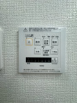 【設備】 | チサンマンション小笹☆仲介手数料無料☆ | 【浴室換気乾燥機付き】天候を気にせずお洗濯が可能。清潔感溢れるバスルームで、一日の疲れをゆったりと癒やせます。日々のメンテナンスもしやすい仕様です。