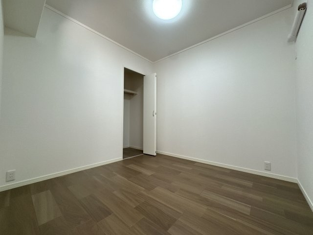 【洋室】 | チサンマンション小笹☆仲介手数料無料☆ | 外部の喧騒を忘れさせてくれる、落ち着いた雰囲気の洋室。クローゼット完備で、寝室としてはもちろん、集中して作業したいリモートワークスペースにも最適です。