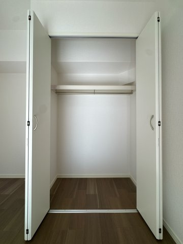 【収納】 | チサンマンション小笹☆仲介手数料無料☆ | 【収納豊富でスッキリとした暮らし】 全居室に収納を完備。大型のクローゼットは季節物や趣味の道具もまとめて管理でき、お部屋を常に美しく保てます。自分だけの落ち着けるプライベート空間に。
