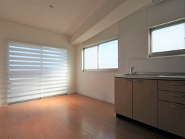 玄関側からのダイニングキッチン