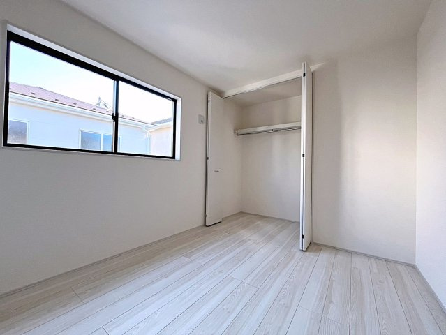 新築戸建・新築建売　福島市大森・太平寺　杉妻小・福島第一中の洋室|5.2帖の洋室は南側の窓から太陽の日差しがたっぷり入る明るいプライベート空間です！