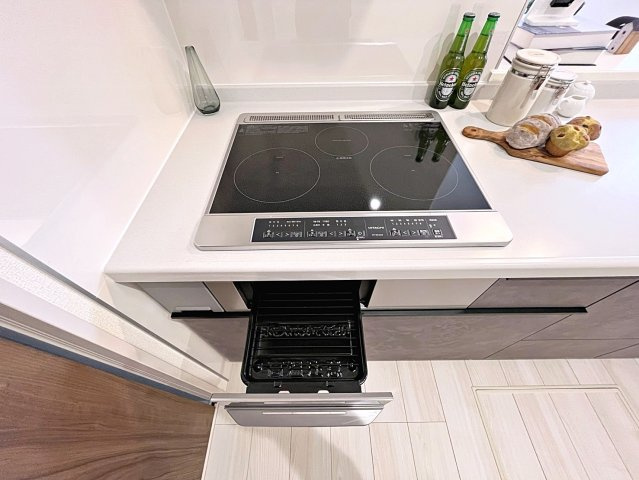 新築戸建・新築建売　福島市大森・太平寺　杉妻小・福島第一中のキッチン|IHクッキングヒーターで火災の心配を軽減してくれます！便利なグリル付き！