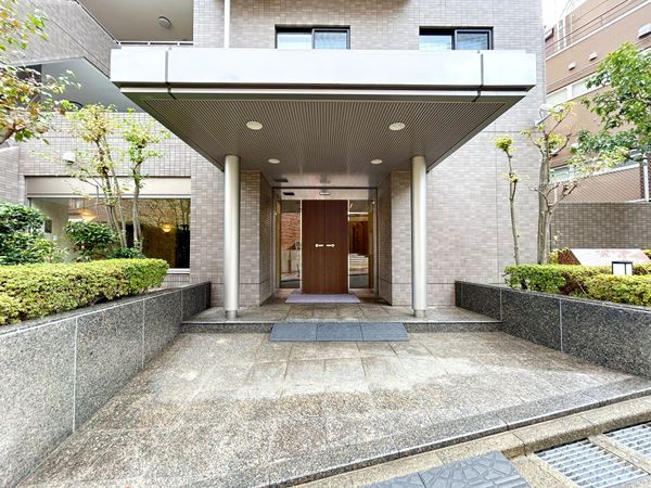 コート市ヶ谷のエントランス|大規模修繕工事実施済み新耐震基準マンション、コート市ヶ谷は即日現地案内可能となっておりますので、お気軽にお問い合わせください！