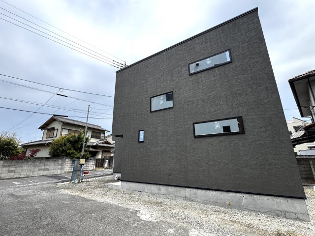 花園町二丁目　インナーガレージ付新築戸建の前面道路含む現地写真