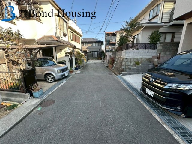 太陽光付き・長期優良住宅・ZEH・千代が丘　全１棟の前面道路含む現地写真