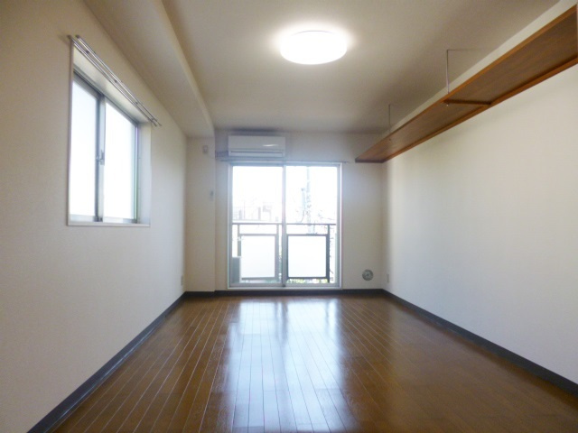 アルファ王子本町ＥＡＳＴの居間・リビング|洋室です☆