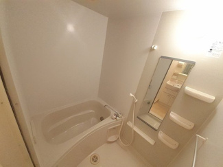 【浴室】 | コモド　アビターレ | 落ち着いた空間のお風呂です