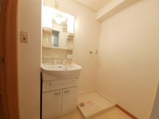 【洗面所】 | コモド　アビターレ | 明るい洗面所です