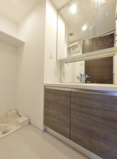 【独立洗面台】 | ルフレプレミアム神楽坂 | 大型の鏡は朝の忙しい時間に女性にとってとても便利です。