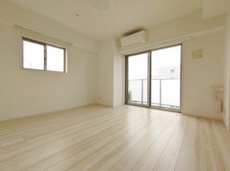 【居間・リビング】 | ルフレプレミアム神楽坂 | 洋室は8.3帖のお部屋になっています。