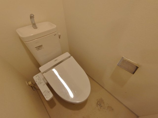 【トイレ】 | ルフレプレミアム神楽坂 | 温水洗浄付のトイレの上には収納棚も付いています。