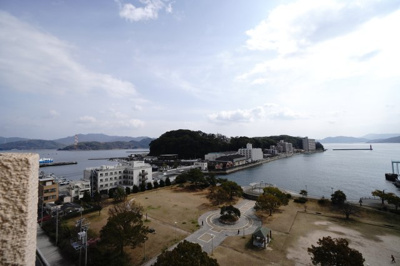 【展望】 | 【リノベ済】ヴェルポート広島 | 【四季を感じる】
四季の移ろい・爽やかな青空や風を感じられ
自然を愉しめるパノラマビュー。
毎日の暮らしに余裕を感じさせてくれる、
遮る物の無い開放的な眺望を是非、ご堪能ください。