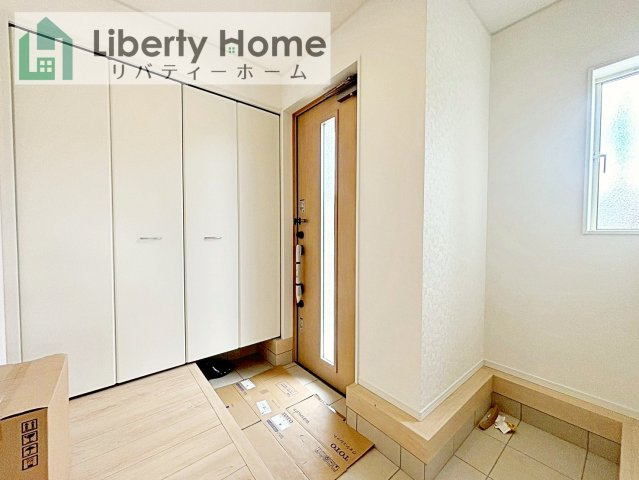 つくば市高見原第17　新築戸建　2号棟の玄関