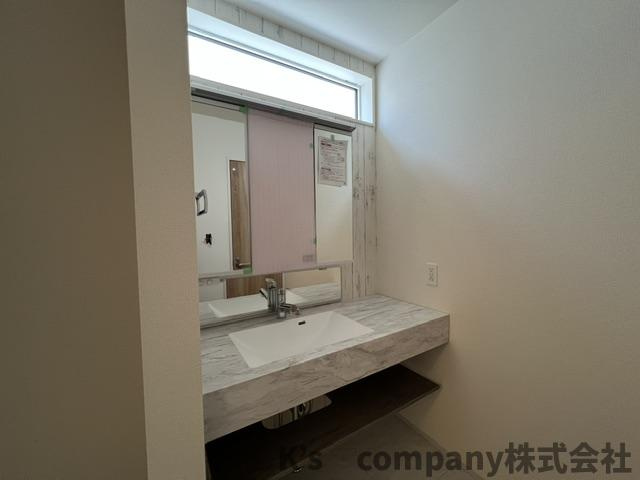 ◎茅ヶ崎市堤　新築戸建の洗面所|3面鏡洗面台椅子を添えてお洒落な雰囲気に変わります◇