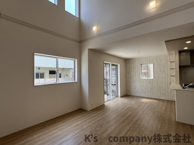 ◎茅ヶ崎市堤　新築戸建の居間・リビング|吹き抜けリビングスペース♪
