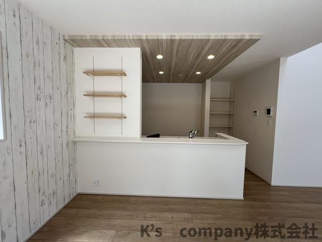 ◎茅ヶ崎市堤　新築戸建のキッチン|アクセントクロスがお洒落な印象を与えてくれるダイニングスペース◇◇