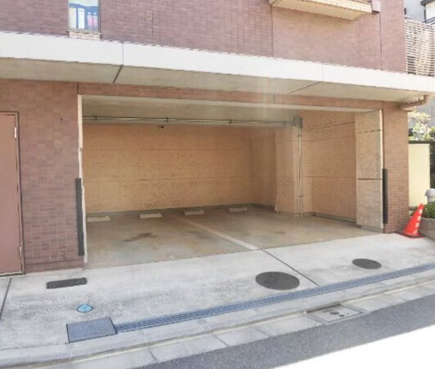 メゾンカルム西新宿の駐車場