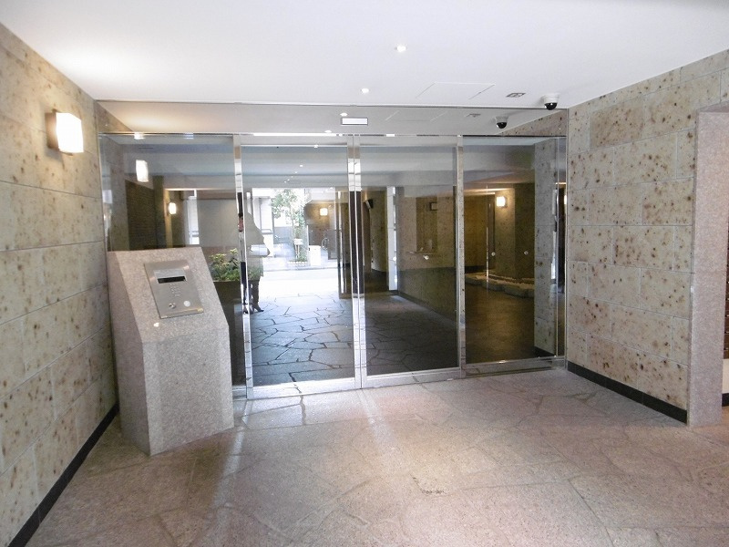 メゾンカルム西新宿のエントランス