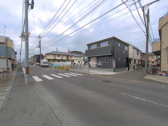 越谷市宮本町4丁目　新築一戸建ての前面道路含む現地写真
