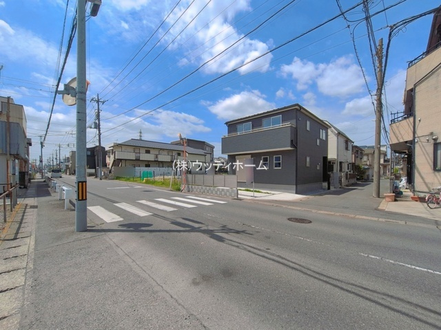 越谷市宮本町4丁目　新築一戸建ての前面道路含む現地写真