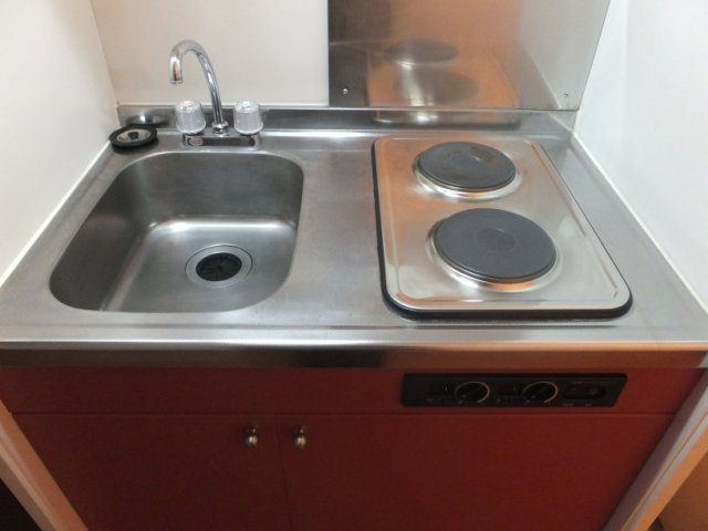 レオパレスコージー・シェルのキッチン|2口電気コンロ。電子レンジと冷蔵庫も付いています