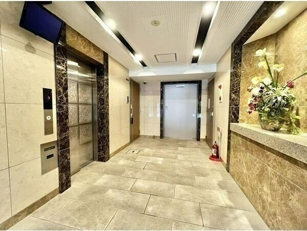 RAFFLE CHIHAYAのロビー