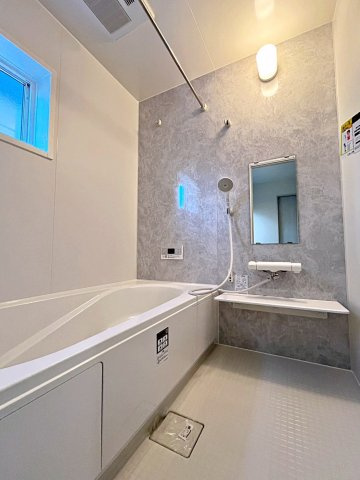 新築戸建・新築建売　福島市大森・太平寺　杉妻小・福島第一中の浴室|浴室には小窓がついており簡単に換気が可能！一日の疲れを癒してくれるお風呂空間！