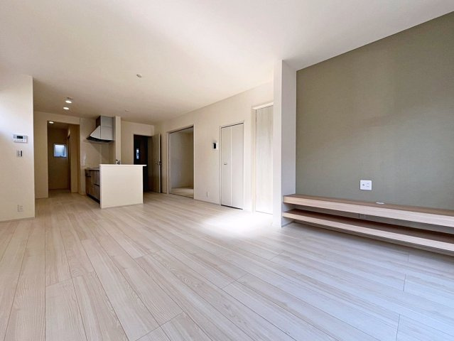 新築戸建・新築建売　福島市大森・太平寺　杉妻小・福島第一中の居間・リビング|17.6帖のLDKは広々とした家族団らんスペースです！オシャレなTVカウンター付き！