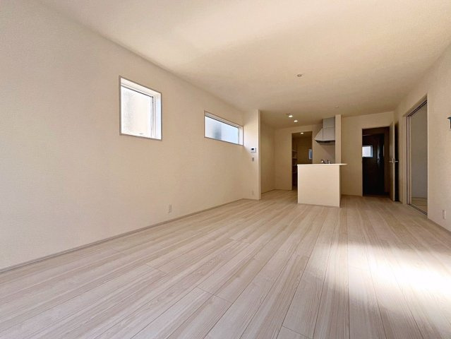 新築戸建・新築建売　福島市大森・太平寺　杉妻小・福島第一中の居間・リビング|太陽の日差しが気持ちの良いリビングは広々としているので家具を設置してもゆとりがあります！
