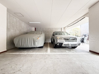 【駐車場】 | マンションの駐車場スペース。空きの有無や駐車料金、サイズ規定などについては、改めてお問い合わせください。～即日のご見学可能～　お問合せはお気軽にどうぞ。
