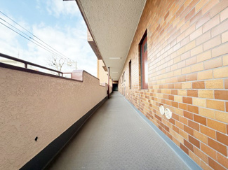 【その他共用部分】 | マンションの共用廊下です。きれいに清掃されています。周囲のお部屋の様子も、ぜひ伺ってみてください。～即日のご見学可能～　お問合せはお気軽にどうぞ。

