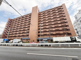 【外観】 | 青空によく映える建物です。手入れの行き届いた外壁やマンション正面エントランスなど、綺麗な姿をぜひ一度、現地にてご覧ください。～即日のご見学可能～　お問合せはお気軽にどうぞ。
