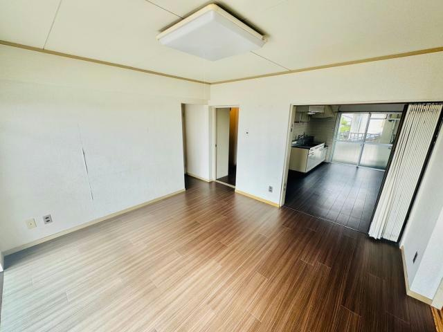 西新在家マンションの居間・リビング