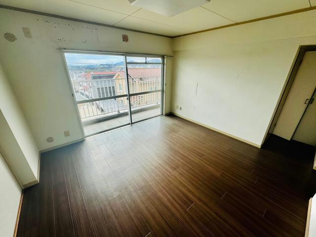 西新在家マンションの居間・リビング