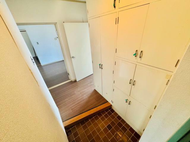 西新在家マンションの玄関