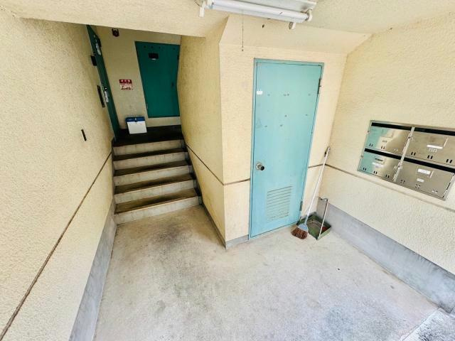 西新在家マンションのエントランス