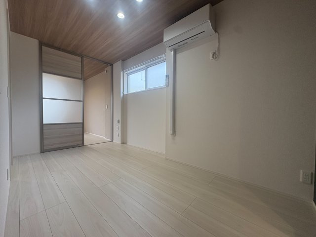 稲城市大丸のアパートの居間・リビング